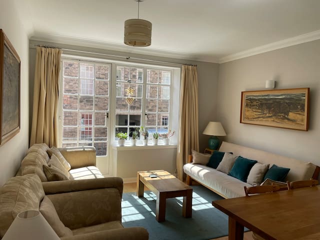 Comfortable Royal Mile apartment