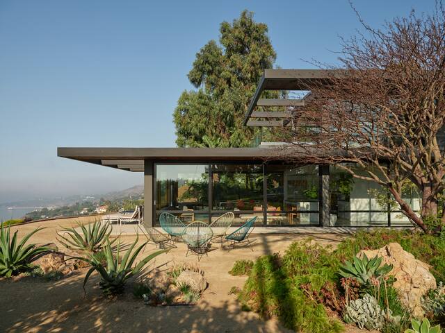 Panoramic Ocean Views, Designer MCM House + Studio gallery image 2