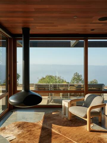 Panoramic Ocean Views, Designer MCM House + Studio gallery image 4