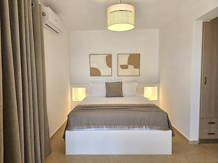 Bedroom (Suite B)