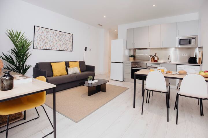 Modern, 2-bedroom and terrace, Reina Sofía, AC gallery image 3