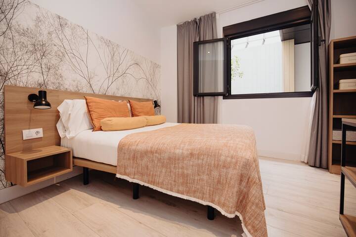 Modern, 2-bedroom and terrace, Reina Sofía, AC gallery image 2