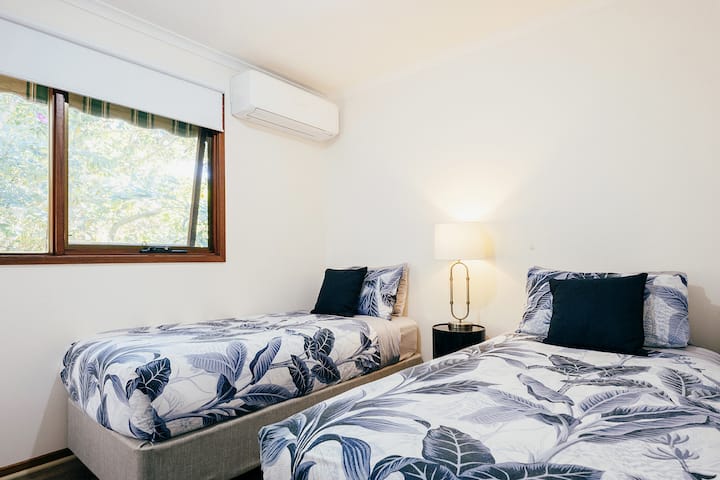 ห้องนอนที่ 2 มีเตียงเดี่ยว 2 เตียงและพอร์ตชาร์จอุปกรณ์อิเล็กทรอนิกส์ระหว่างเตียง
เครื่องปรับอากาศแยกต่างหากทั้งในห้องนอนและพื้นที่นั่งเล่น