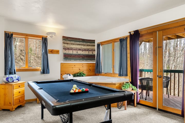 Summer Treetop View Cabin - Hot Tub & Pool Table - Tennessee