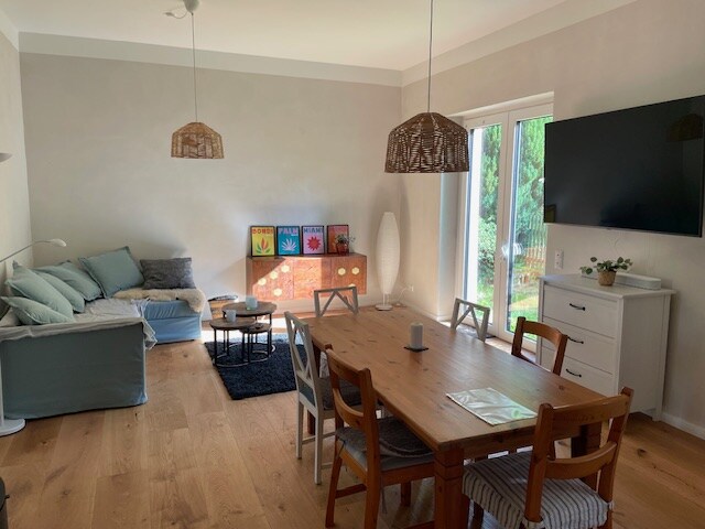 Beliebte Airbnb-Anzeige: Large apartment w private garden near Müritz river in Rechlin