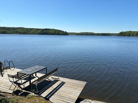 Top Airbnb: Lakehouse next to lake. Woodfired sauna. Fishing. in Farsta