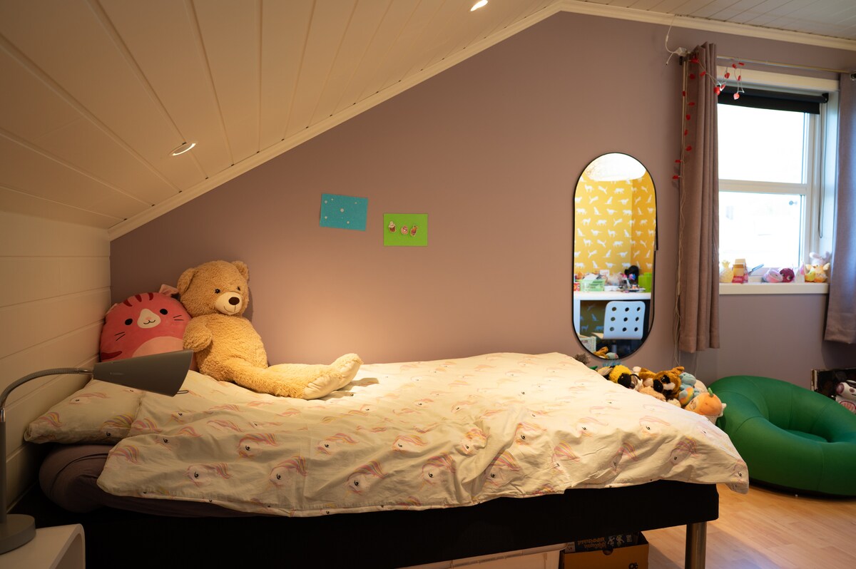 Dormitorio con cama de 120 cm, primer piso