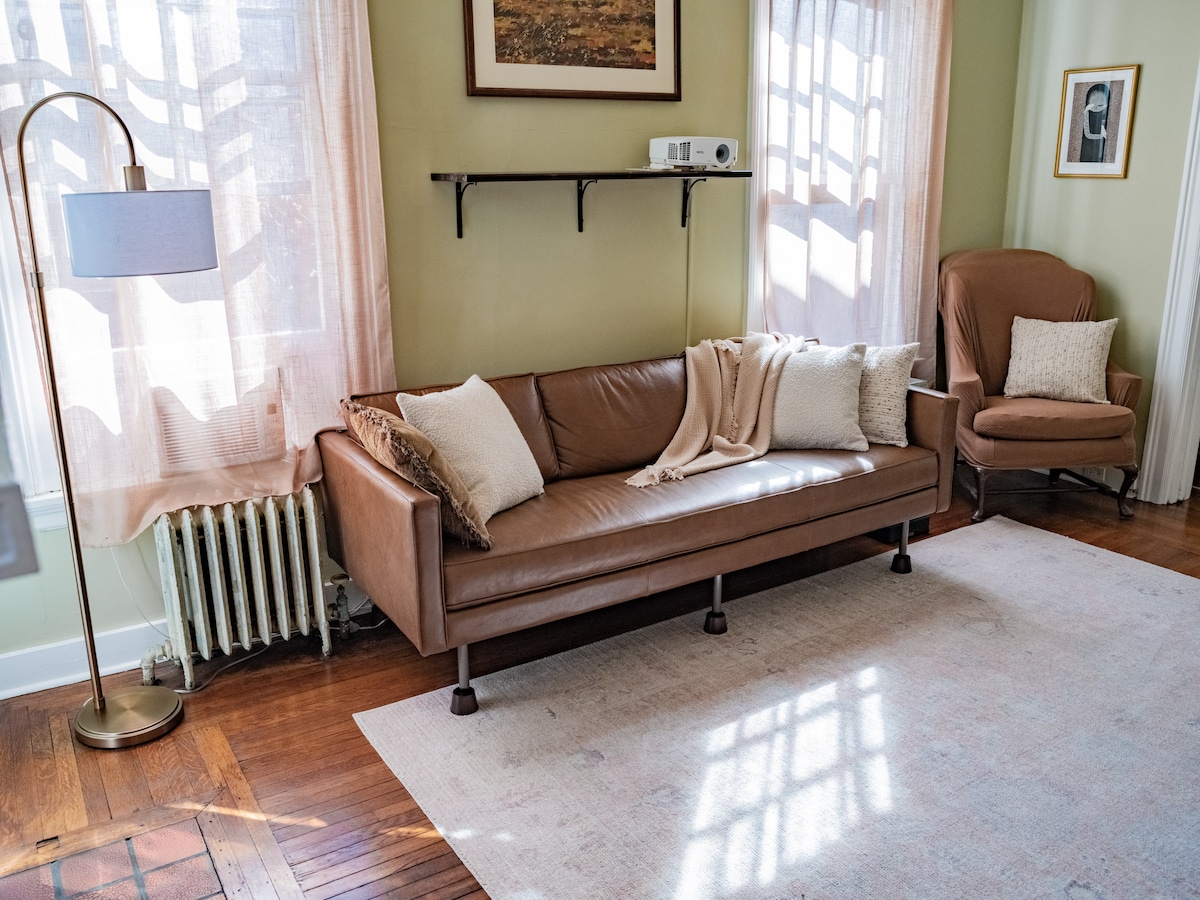 ห้องนั่งเล่นพร้อมโปรเจคเตอร์คอนโซลเล่นเกมและลำโพงบลูทูธ