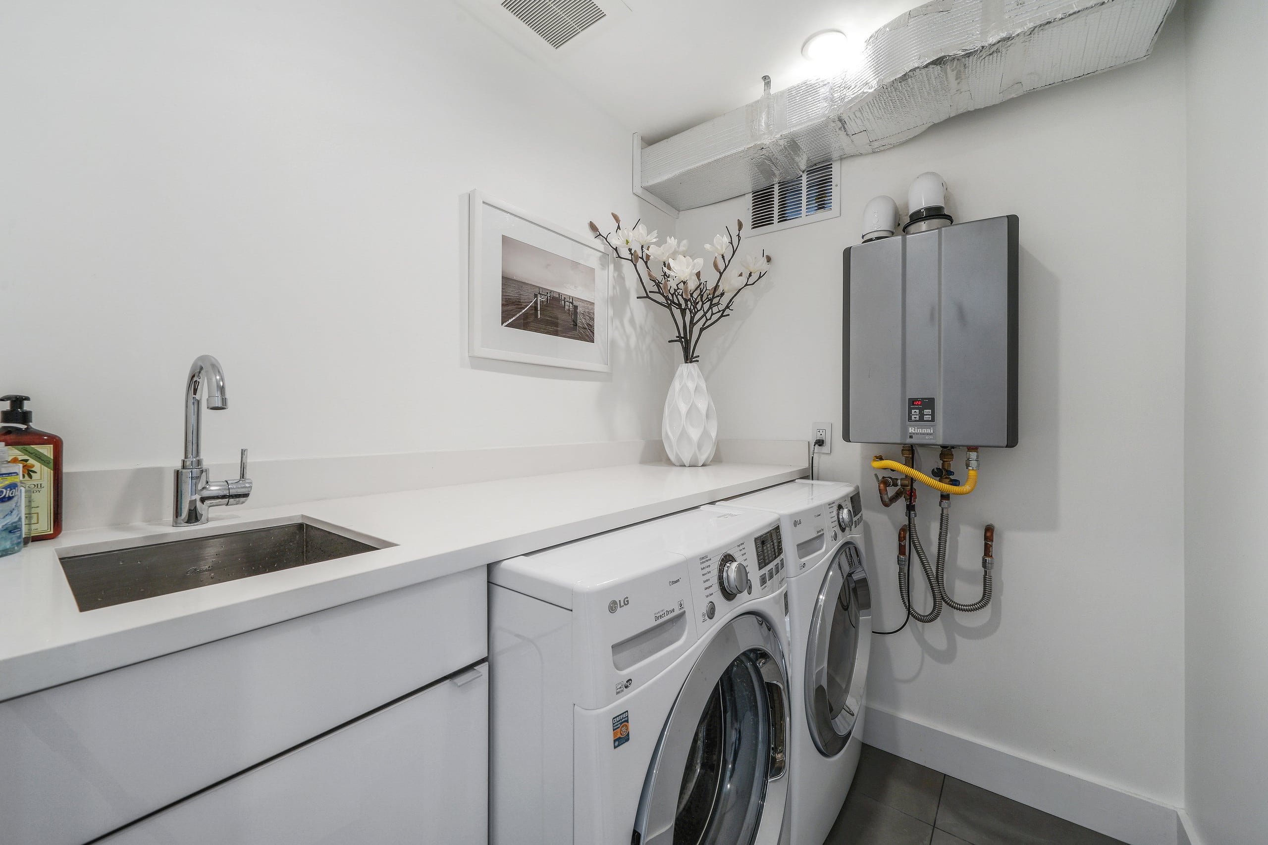 Villa in San Francisco · ★4.6 · 5 bedrooms · 6 beds · 3 baths - Image 28