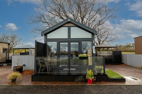 Pod 2-Luxury Lakeside Glamping Pod With Hot Tub.