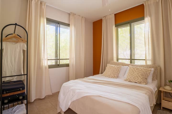  自然光线充足的双人卧室
良好的睡眠始于柔和的光线和绿色的景观——一个简单而令人愉悦的房间，让您在早晨醒来