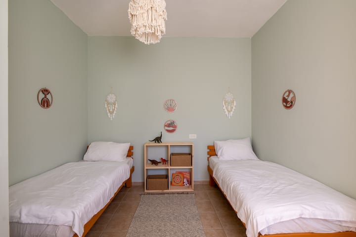  迷人舒适的儿童房
为儿童或青少年提供轻松的空间，氛围轻松，有书籍和安静的游乐区