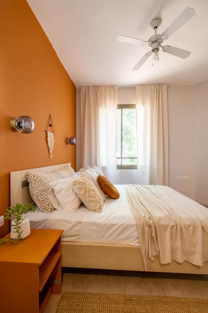  温馨舒适的双人房
一个放松的角落，自然光线、舒缓的色彩和设计感，让您享受愉快的睡眠