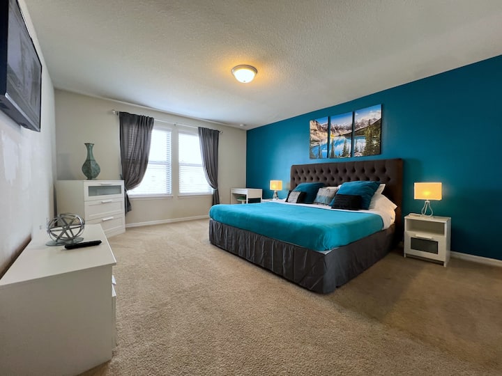 Hlavná spálňa na druhom poschodí. Manželská posteľ, inteligentný televízor a vlastná kúpeľňa.