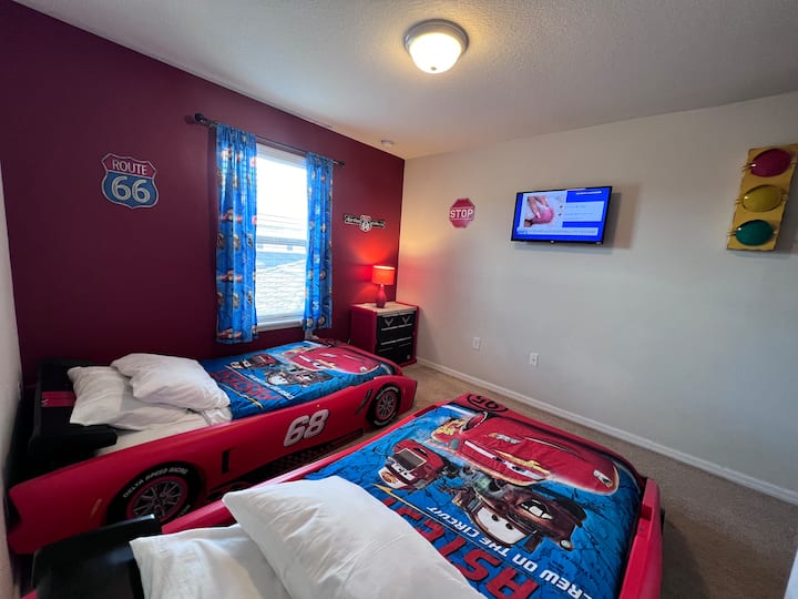 Spálňa s autom na druhom poschodí. Deti to budú milovať. 2 spálne s dvoma samostatnými posteľami. Vlastná kúpeľňa a inteligentná televízia (Roku).