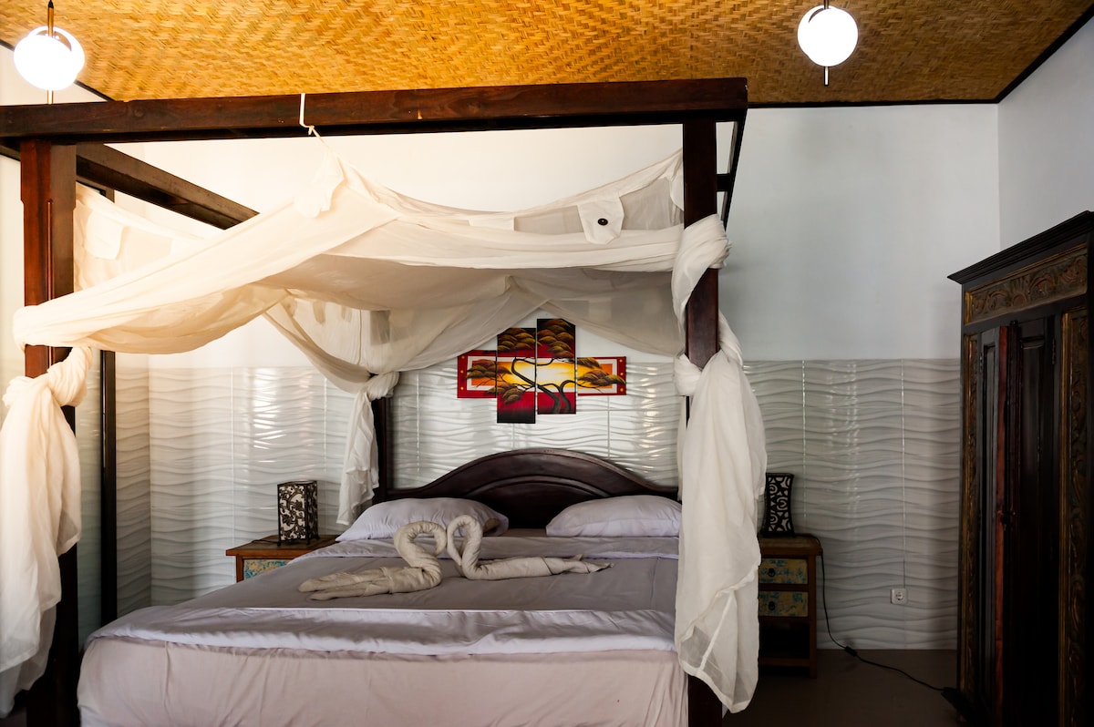 Საძინებელი 1 ოთხპოსტიანი საწოლით 