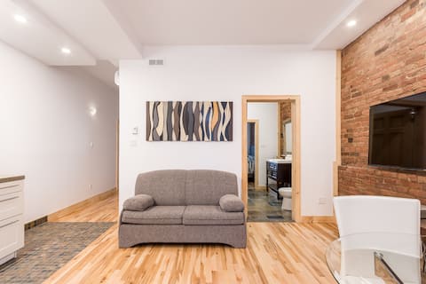 Top performing Airbnb: Prime Spot St-Denis st - Travelers' stopover in Le Plateau Mont Royal