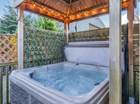 Luxury, Modern Countryside Bungalow With Hot Tub