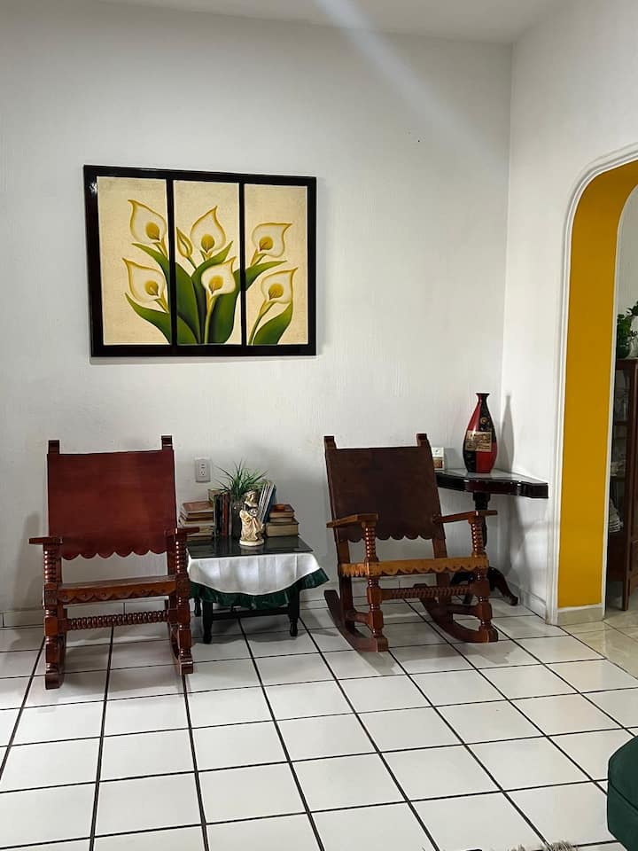 Mecedoras rusticas integradas en la sala.