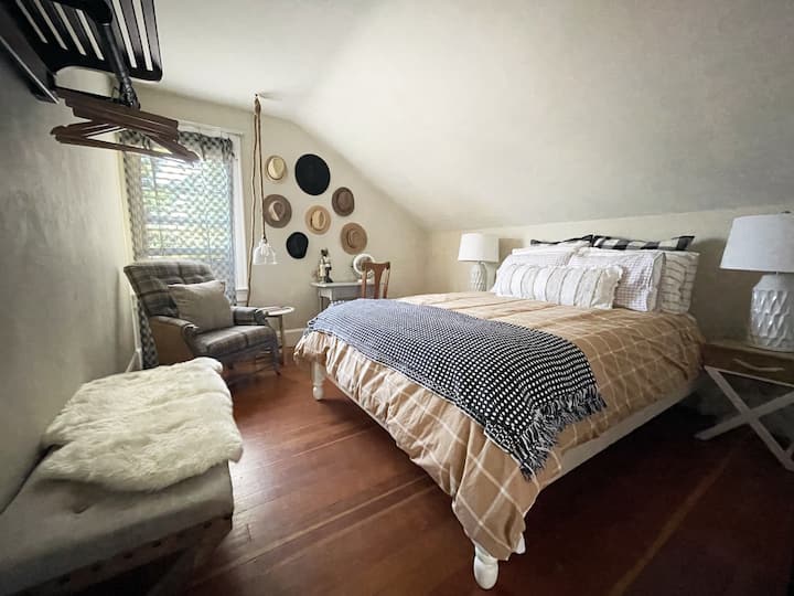 Bedroom 2, Queen