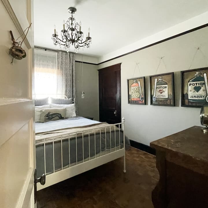 Downstairs Bedroom, Queen