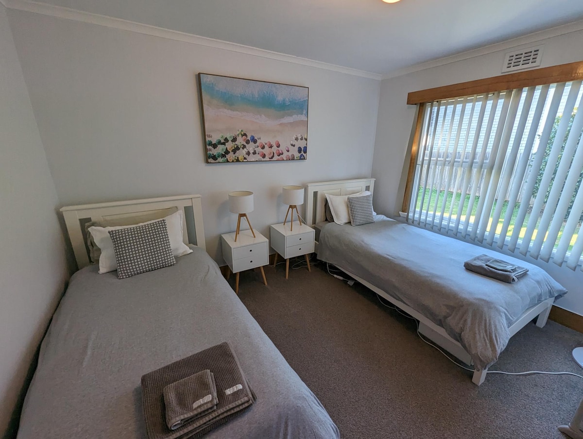 Пространа соба за двајца со електрични ќебиња и квалитетна постелнина. 