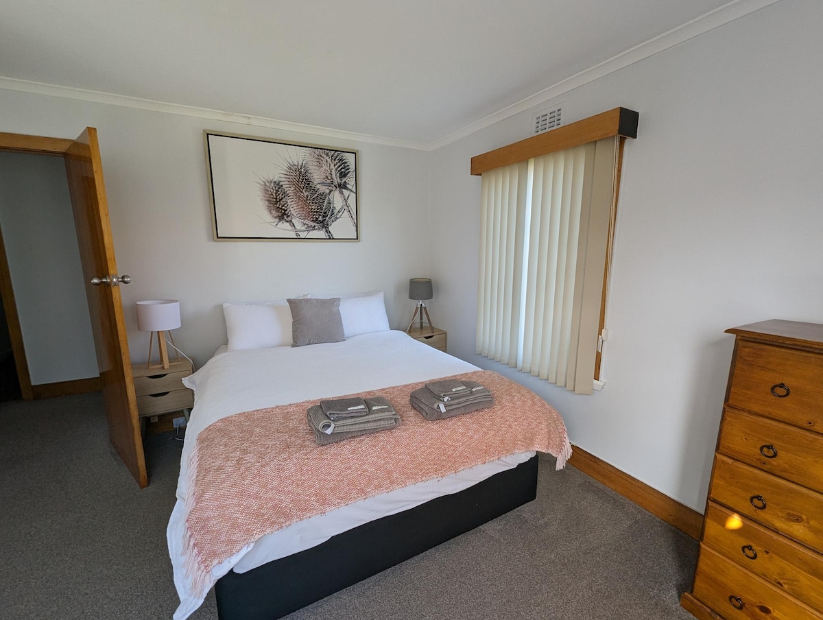 Главната спална соба има удобен брачен кревет (широк 150-179 см) со електрични ќебиња и квалитетна постелнина. Прозорците на спалната соба гледаат кон пространиот двор.