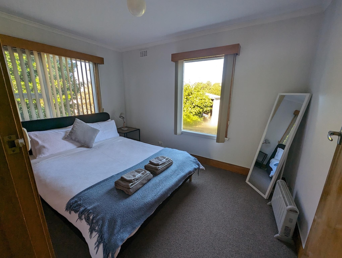 Оваа спална соба, исто така, има брачен кревет (широк 150-179 см), електрични ќебиња и квалитетна постелнина за да се обезбеди добар сон. Достапен е и електричен грејач за оние поладни ноќи. Прозорецот гледа кон дворот.