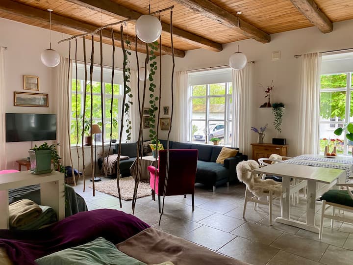 Beautiful, Spacious And Cozy Apartment - 콜링