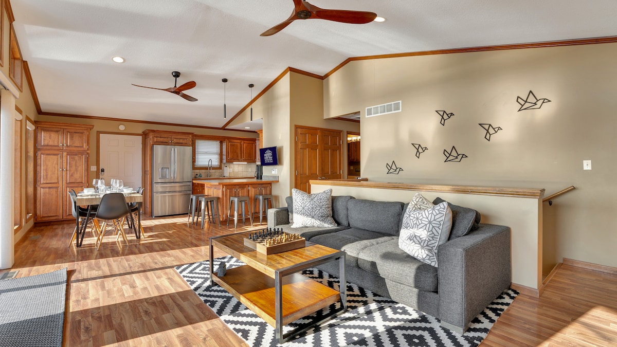 Veľká, otvorená obývacia izba s hlbokým, pohodlným gaučom, na ktorom sa pohodlne vyspí jedna osoba (posteľná bielizeň navyše v spálňových šatníkoch). Maximálne 14 osôb medzi jedálenským stolom, kuchynským ostrovčekom, gaučom a stoličkou!