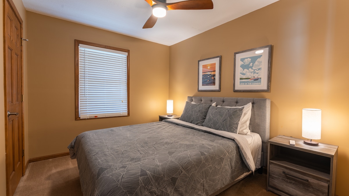 Spálňa s manželskou posteľou na poschodí na poschodí mimo hlavnej chodby (cez chodbu od hlavnej spálne).