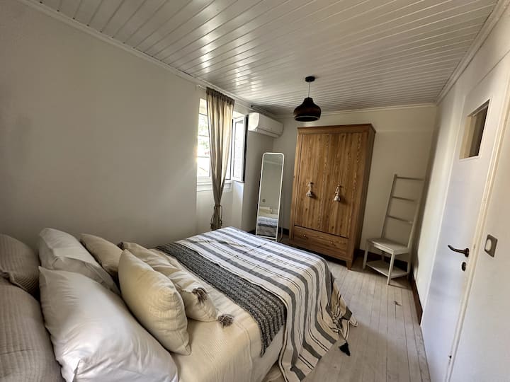 Საძინებელი 1 გთავაზობთ მყუდრო ორადგილიან საწოლს რბილი თეთრეულით, ფართო კარადა, სრულმეტრაჟიანი სარკე და მომხიბლავი გვერდითი სკამი. Დაისვენეთ და განიტვირთეთ ამ მიმზიდველ საკურთხეველში, რომელიც გაუმჯობესებულია ჩვენი ხელმოწერის არომატით ალქიმიის თავის მოვლის რიტუალებიდან თქვენი შეგრძნებების დასამშვიდებლად.