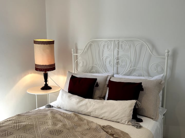 Მეორე ოთახში არის კომფორტული ორადგილიანი საწოლი, რომელიც გამოწყობილია მდიდარი ბორდოს თემატიკის თეთრეულში, რაც ქმნის თბილ და მიმზიდველ ატმოსფეროს. Იდეალურია მშვიდი ღამეებისთვის, ეს ოთახი აერთიანებს ელეგანტურობასა და კომფორტს ლოკანდა პაქსოსში მშვიდი სტუმრობისთვის.