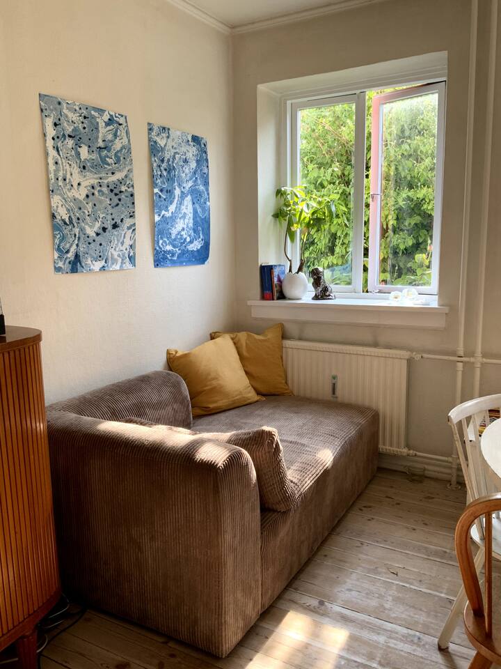 ספה המשקיפה לחצר האחורית. כאן תוכלו ליהנות מקרן שמש בשעות אחר הצהריים והערב.