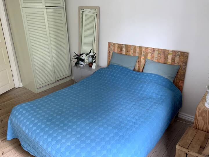 חדר שינה עם מיטה זוגית (140 x 220 ס"מ). בקיץ אנחנו משתמשים בשמיכות קיץ ובחורף אנחנו מחליפים לשמיכות פוך. יש גם אפשרות להכין על מזרן או מזרן אוויר אם יש צורך במיטות נוספות.