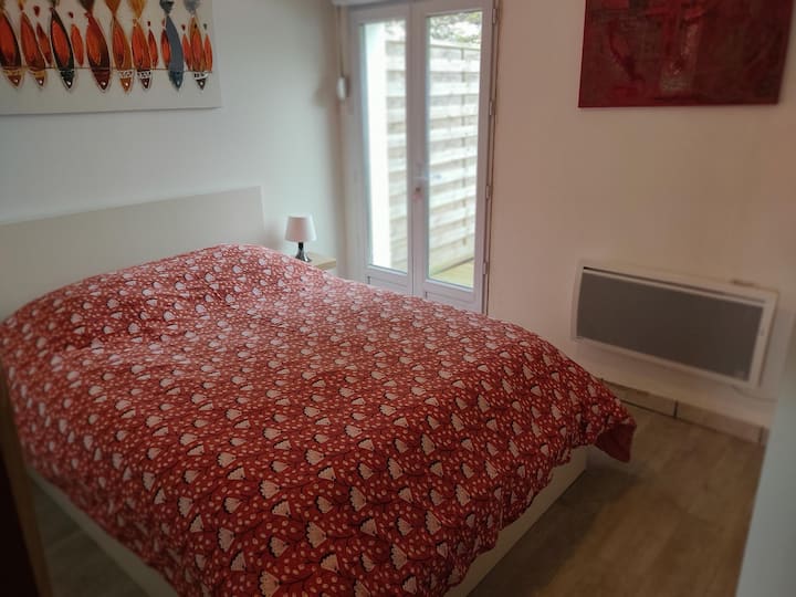 bedroom 1, on the ground floor, with 140 x 200 bed, direct access to the terrace