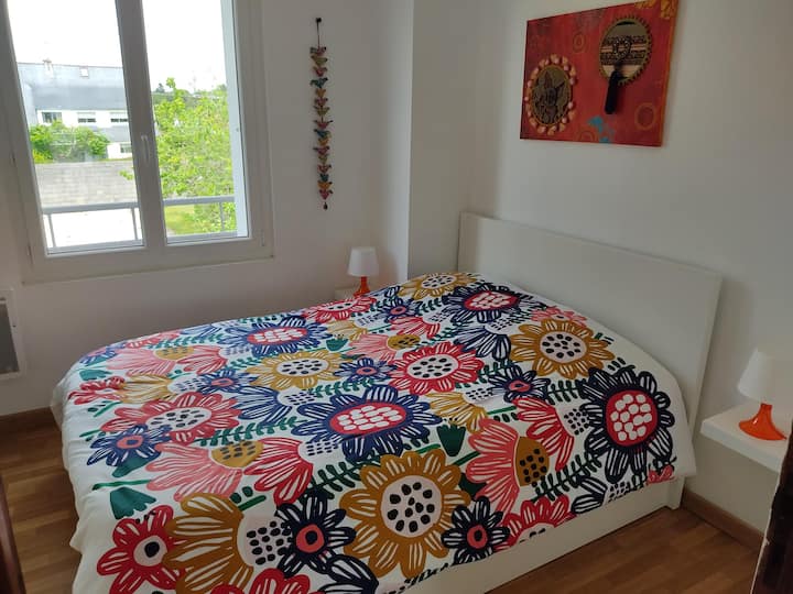 bedroom 2 with 140x200 bed, garden side
