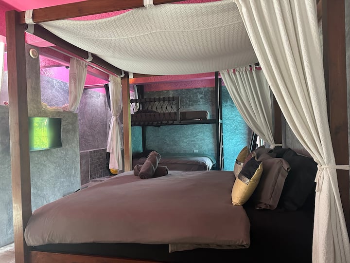 PINK ROOM / BUNK BEDS 