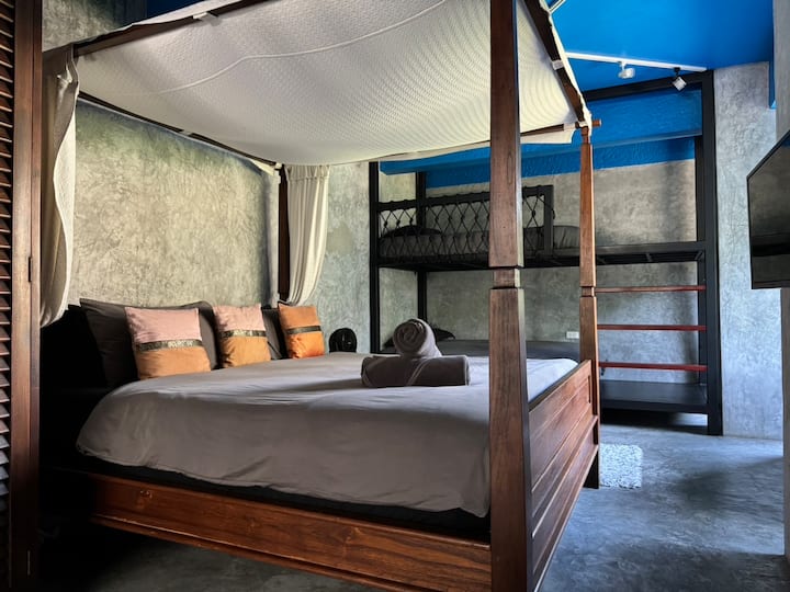 BLUE ROOM / BUNK BEDS