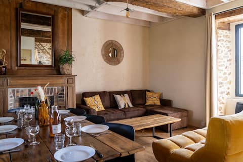 Duplex from 6 to 8 beds in a 1696 Manor