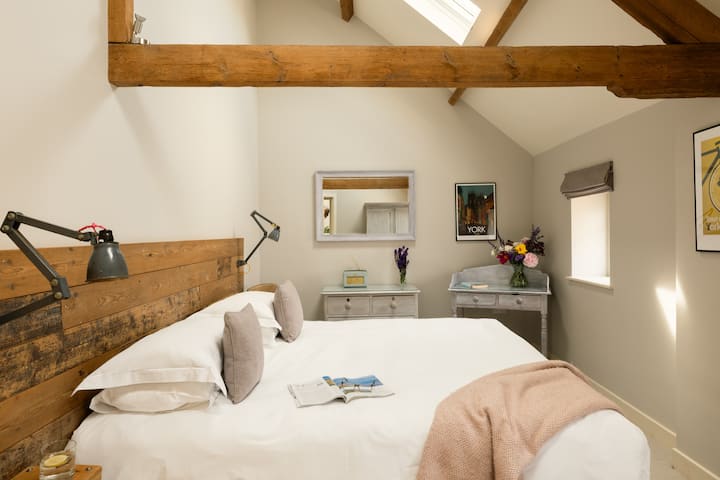 Стая с 2 отделни легла 
Свързани легла – могат да бъдат направени като 2 единични или супер голямо двойно легло при предварителна заявка