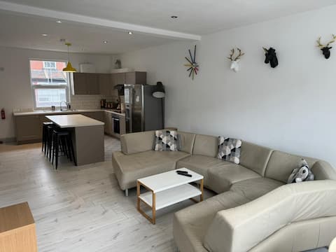 Superbly located, well-renovated 6 bedroom house