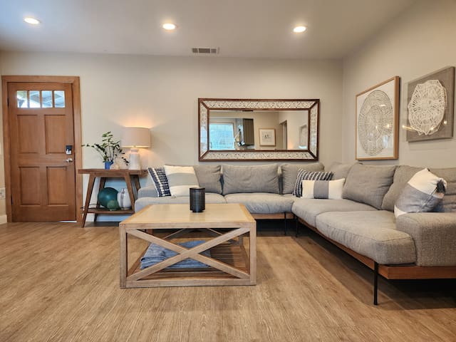 Jackson’s Bright Two-Bedroom near Sony Studios