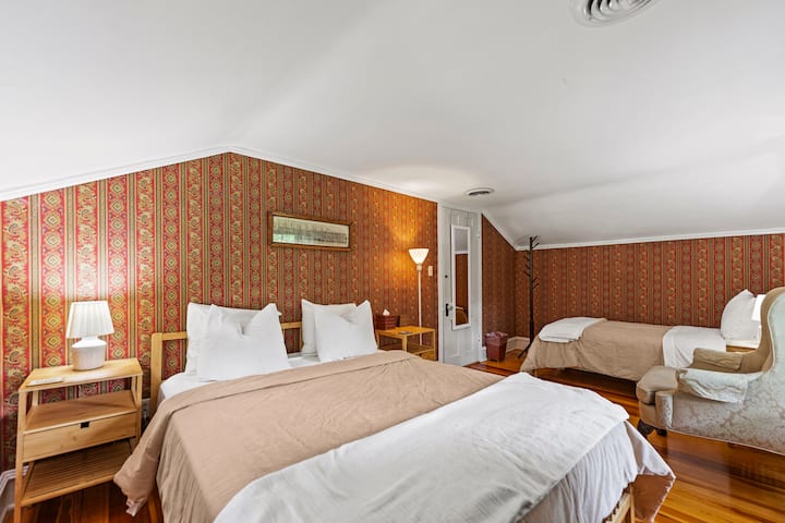 [Bedroom #4] Queen bed & single bed