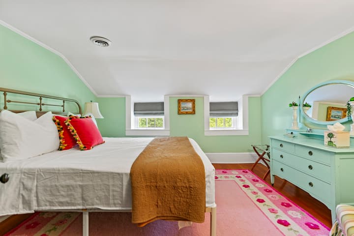 [Bedroom #3] Queen bed