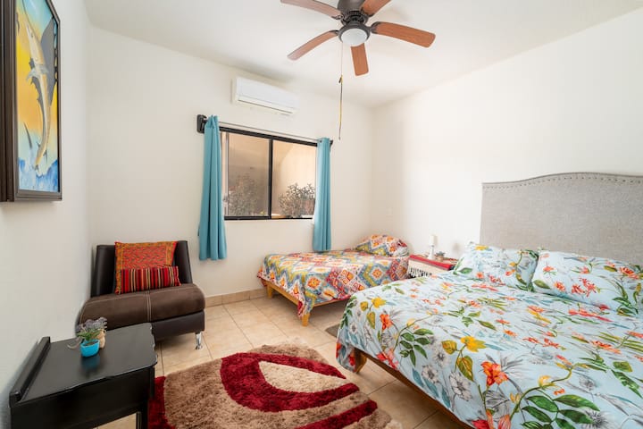 Dhoma e dytë e gjumit në këtë apartament ka një krevat dopio të madh, si dhe një krevat tek, një karrige të rehatshme dhe një tavolinë të vogël.