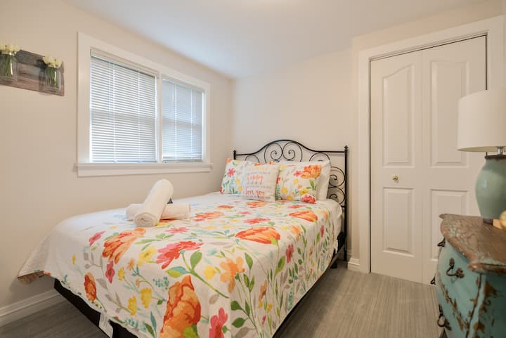 The Turquoise Bedroom gets its name from the dominant colour. There is a closet to hang your clothing in and a spot for your suitcase as well.