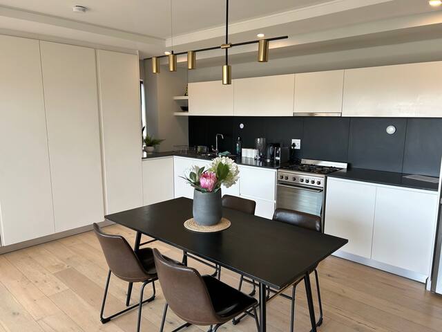 Spacious 2 bed apt in trendy Sea Point. gallery image 2