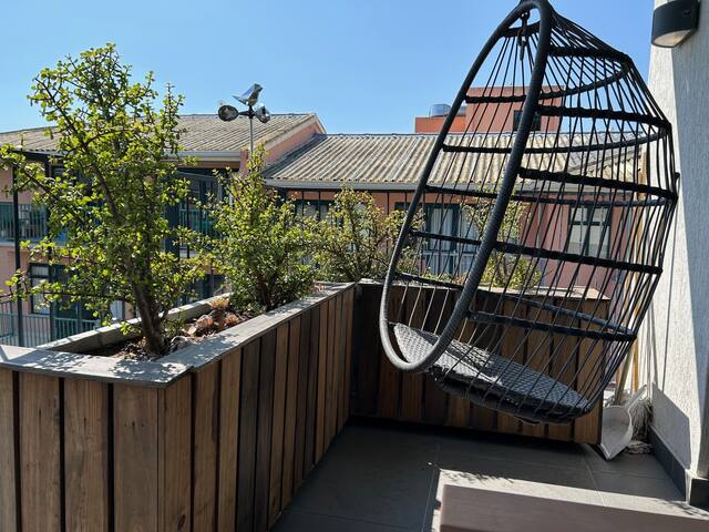 Spacious 2 bed apt in trendy Sea Point. gallery image 3