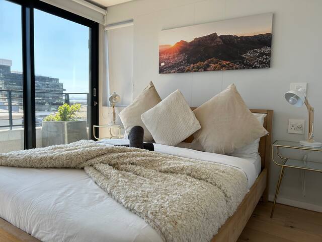 Spacious 2 bed apt in trendy Sea Point. gallery image 4